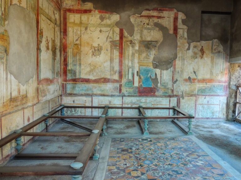pompeii interior with frescoes and bedframe