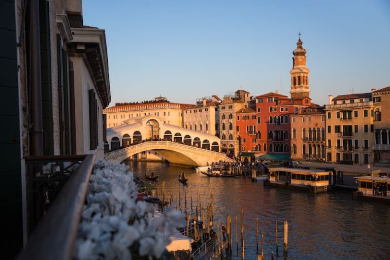 Rialto Bridge views from the Riva del Vin Boutique Hotel